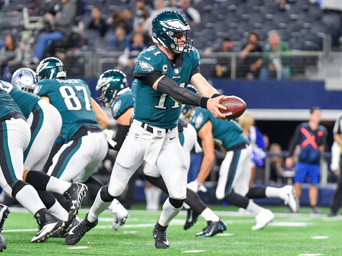 KJ29T6 November 19, 2017: Philadelphia Eagles quarterback Carson Wentz #11 during an NFL football game between the Philadelphia Eagles and the Dallas Cowboys at AT&T Stadium in Arlington, TX Philadelphia defeated Dallas 37-9 Albert Pena/CSM